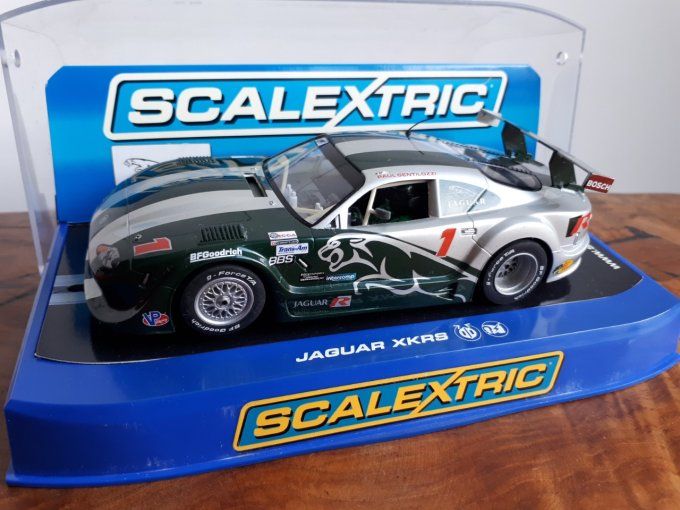 Voiture de course jaguar Scalextric en boite