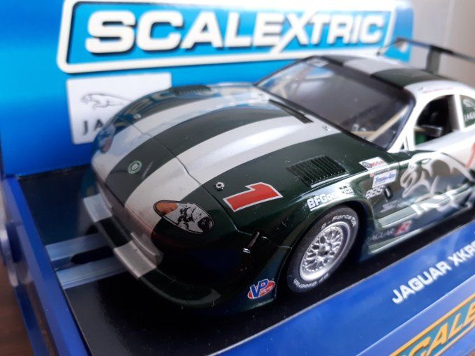 Voiture de course jaguar Scalextric en boite