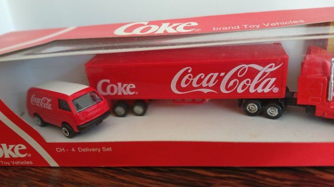 camion coca cola avec camionnette et pub soleil