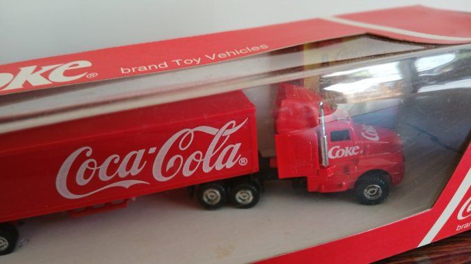 camion coca cola avec camionnette et pub soleil