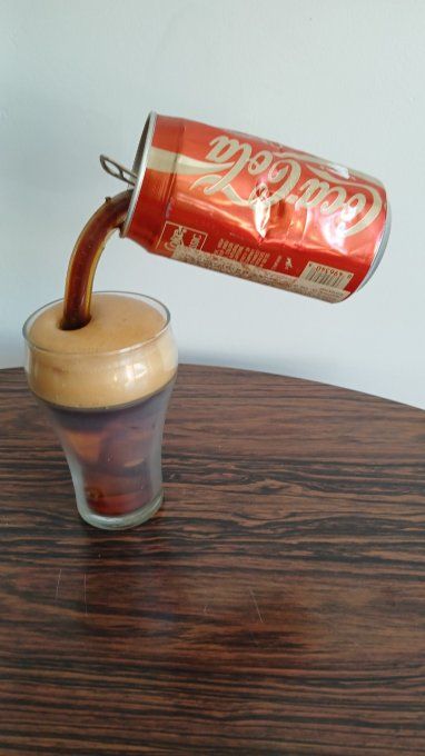 verre coca cola avec canette suspendu