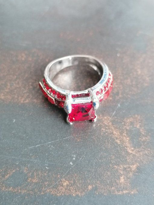 Bague avec strasse rouge