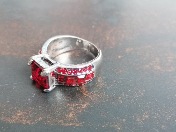 Bague avec strasse rouge