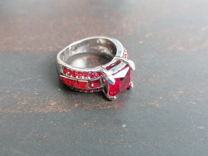 Bague avec strasse rouge