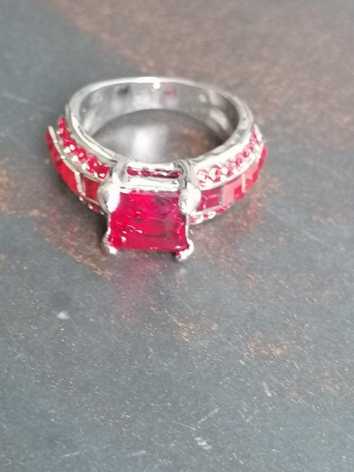 Bague avec strasse rouge