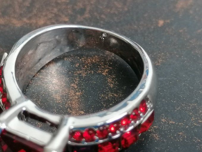 Bague avec strasse rouge