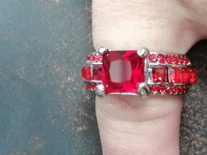 Bague avec strasse rouge