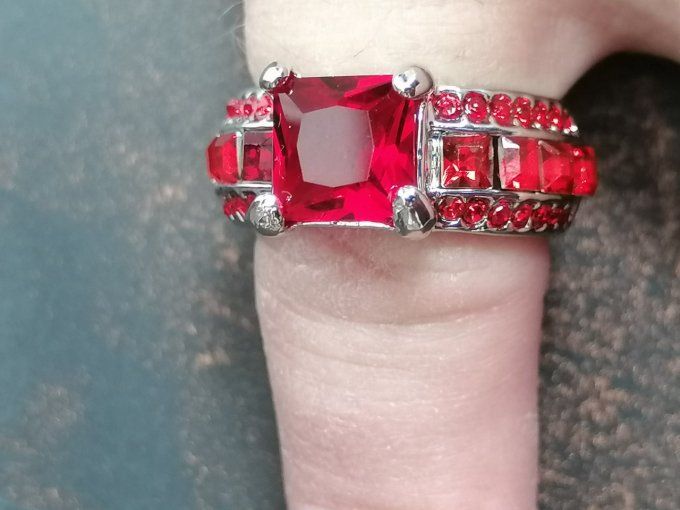 Bague avec strasse rouge