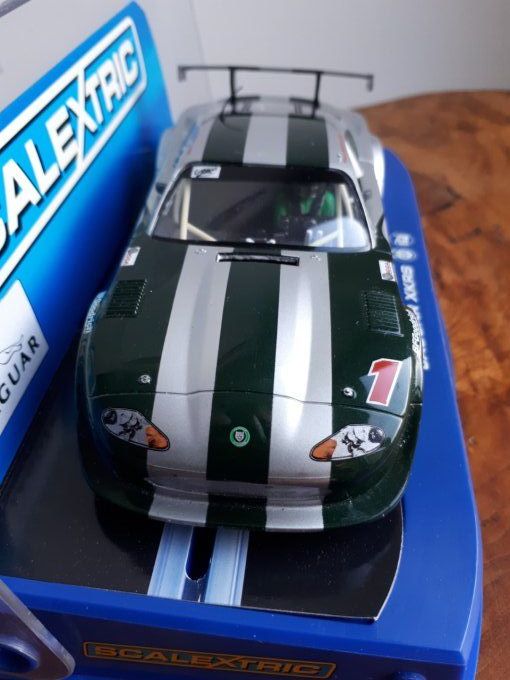 Voiture de course jaguar Scalextric en boite