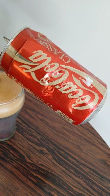 verre coca cola avec canette suspendu