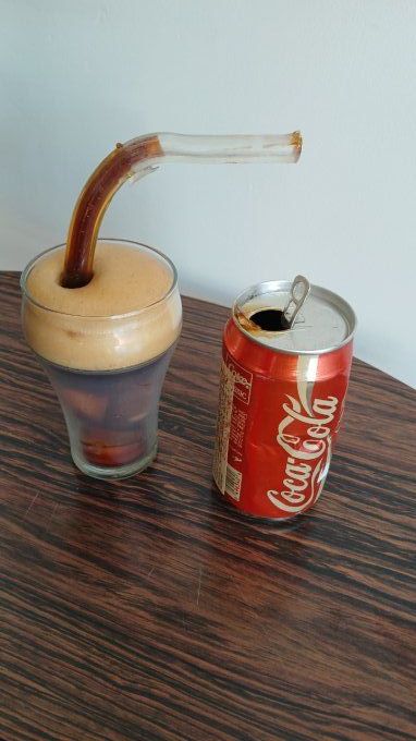 verre coca cola avec canette suspendu