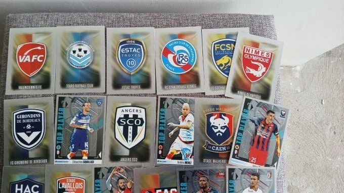 Panini Foot 2016  ecusson brillante rare au choix